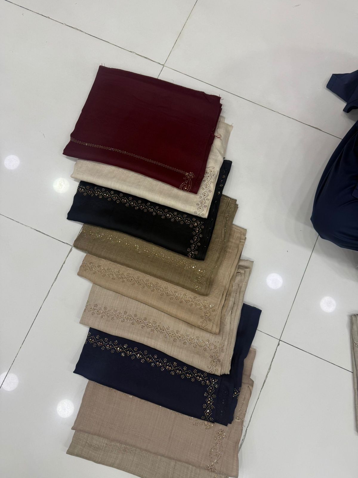 Wool Four Border Moti Design